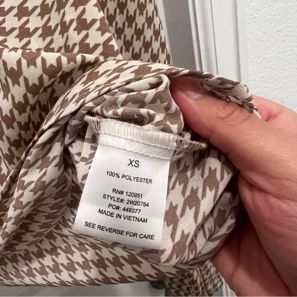 Long sleeve crop top size xs. Worn once. Ties in the front. - Picture 3 of 7